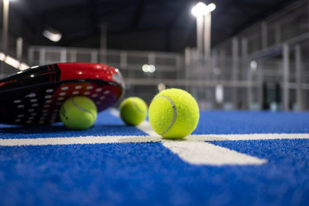 Comment adapter une construction court de tennis à Avignon à un terrain présentant des risques de tassement ?